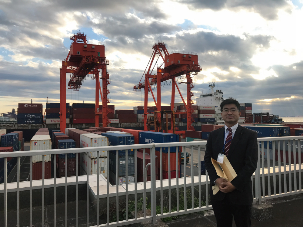 日本最大の港湾である千葉港にて。現在、千葉港の各設備も老朽化が進んでおり、対策が急務となっています。千葉県の産業競争力を高めるために取り組んでいます。
