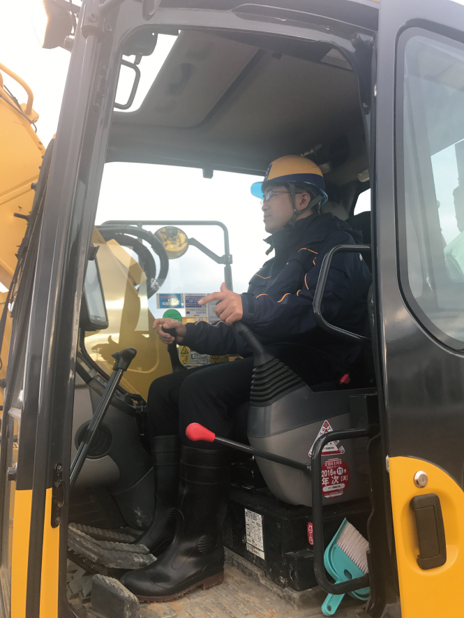 建設現場でも人手不足が深刻な状況となっています。そうした中、現在建設現場ではドローンやロボット、人工知能を活用しようという動きが出てきています。私も実際の建設現場で先端技術の活用を試してみました。素人の私でも多少は動かすことができました。