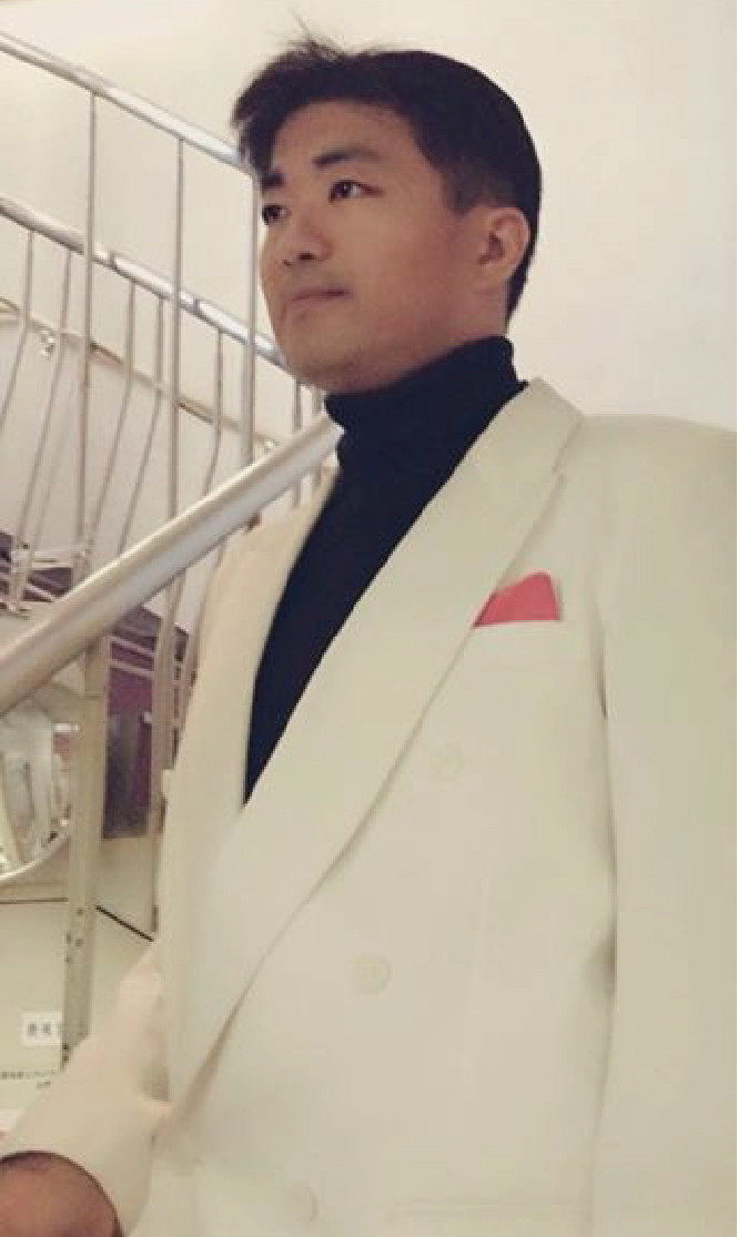 毎年、震災復興支援チャリティーコンサートに出演しています。白いスーツを着て、大勢の方の前で歌って踊るというのは大変恥ずかしい限りですが、少しでも復興支援に役立てるよう頑張ります。